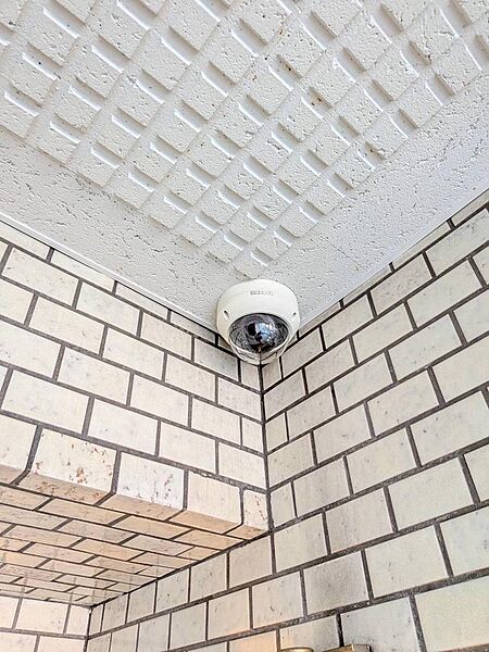 エントランスに防犯カメラを備え、防犯面にも配慮した建物です。