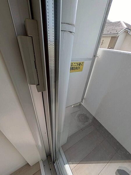 洋室は複層ガラス仕様で、外気の影響を受けにくく一年を通して過ごしやすい室内環境です。