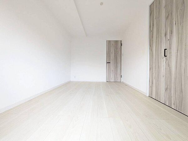 収納付きで、主寝室・子ども部屋・ワークスペースなど、ライフスタイルに合わせて柔軟に活用可能。家具の配置もしやすく、暮らしのイメージが広がる空間です。