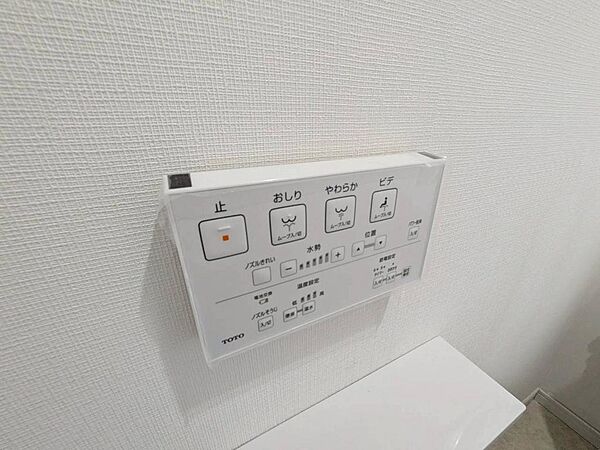水勢やノズル位置の細かな調整も可能。温度設定や節電モードも備えた操作パネルで、毎日をより快適に。使いやすいデザインで、どなたにも安心してご利用いただけます。