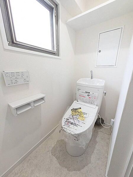 清潔感たっぷりのトイレ空間は、毎日を気持ちよく過ごしたい方にぴったり。新品の温水洗浄便座付きで、寒い季節も快適。明るく清潔感のある空間に仕上がっています。