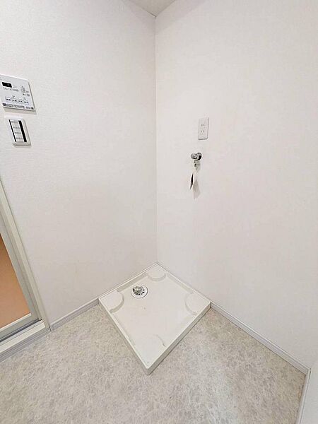 通気性もよく、洗濯機置場も完備し、家事の動線も配慮されたデザインになっております。
