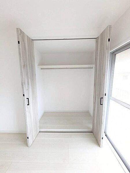 衣類から大きな生活用品まで収納できるクローゼットをご用意。