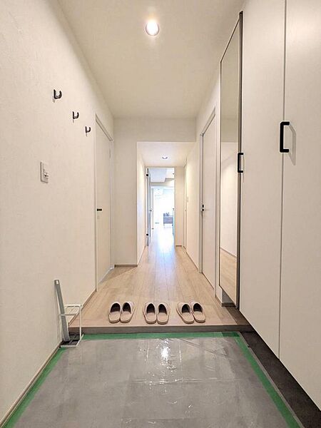 玄関から廊下にかけて白を基調とした明るい内装。奥まで視線が抜け、実際の広さ以上に開放感を感じられます。
