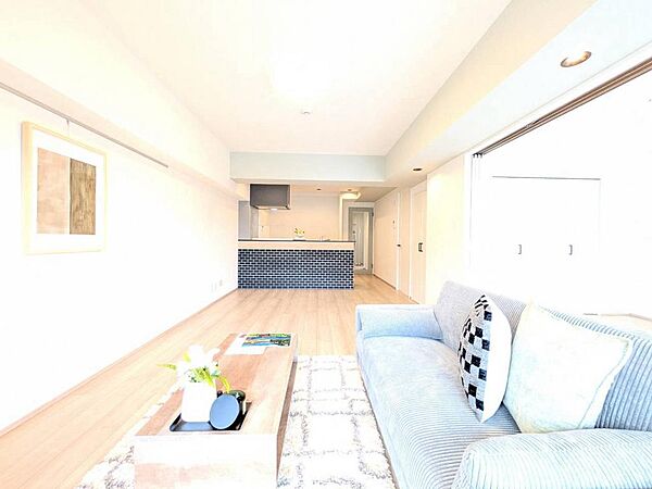 リビングからキッチンまでつながる、開放感のある伸びやかな空間。大きな窓から光が差し込み、明るく心地よい住まいを演出します。