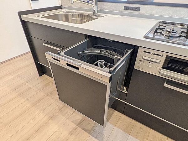 キッチンには食器洗いの手間を減らしてくれるビルトイン食洗機を完備。忙しい毎日でも、ボタンひとつでラクラクお片付け。節水効果もあり、エコで家計にもうれしい設備です。