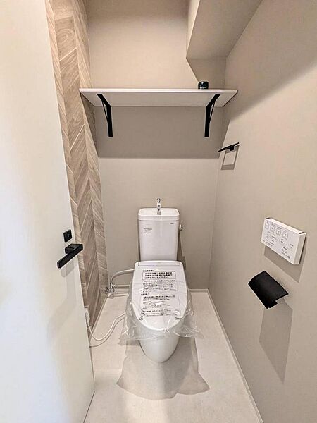 清潔感たっぷりのトイレ空間は、毎日を気持ちよく過ごしたい方にぴったり。新品の温水洗浄便座付きで、寒い季節も快適。明るく清潔感のある空間に仕上がっています。