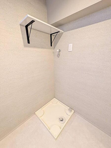 洗濯機置き場上部には棚が備えられ、洗剤やランドリー用品の収納にも便利です。