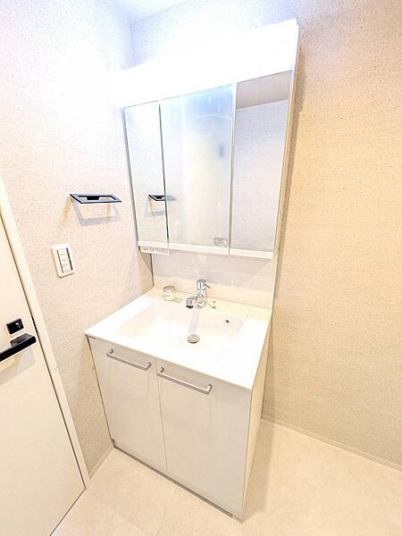 清潔感の溢れる上品なデザイン。使いやすさにもこだわり三面鏡を採用、明るく仕上げております。
