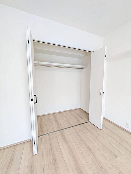 扉付きのシンプルなクローゼットは、奥行きもあり収納力◎。ハンガーパイプ付きで、衣類や小物を整理しやすく、暮らしの整えやすさを実感できます。