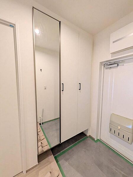 玄関には全身をチェックできる姿見付きで、お出かけ前の身だしなみ確認もスムーズ。豊富な収納力で靴や日用品をすっきり整理できる設計です。