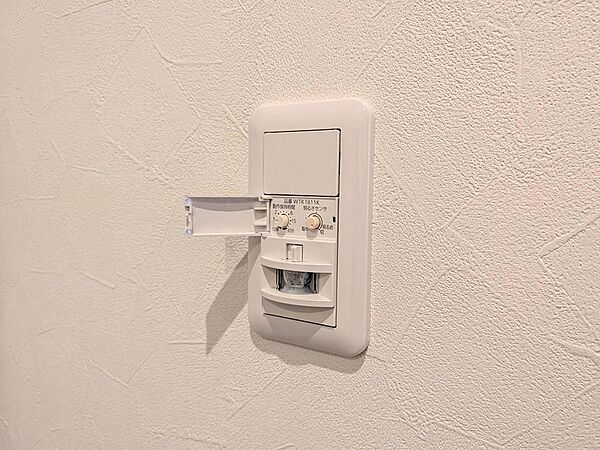 玄関には人感センサーを完備。節電にもつながり環境にも優しい仕様です。