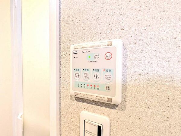 浴室にはうれしい乾燥機付きです。雨の日のお洗濯も心配ナシ。衣類乾燥・暖房・涼風・換気までこなせる頼れる設備です。