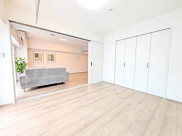 LDKから続きの洋室は、引き戸の開閉によって、寝室やリビングの延長としてお使いいただけます。