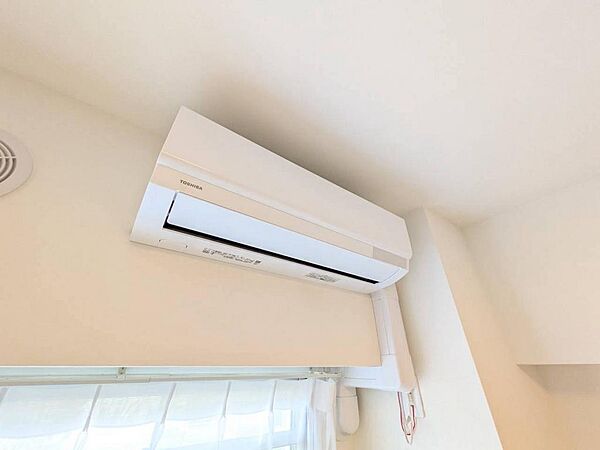 室内にはエアコンを設置しており、季節を問わず快適な室温を保てます。初期費用を抑えられるのも嬉しいポイントです。
