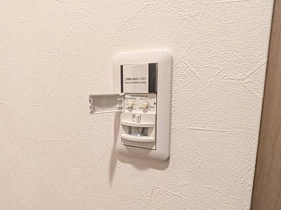 玄関には人感セ...