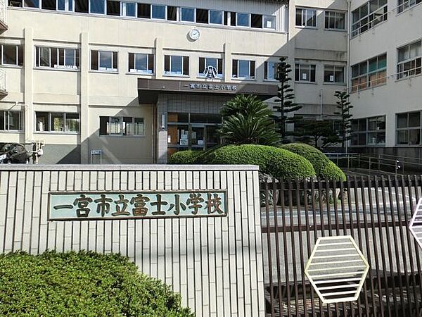 富士小学校 170m