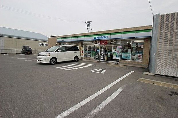 ファミリーマート 一宮時之島店 590m