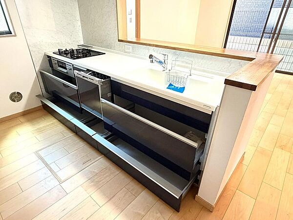 収納豊富なシステムキッチン。食器洗い乾燥機付きなので、面倒な食器洗いの手間も省けます。