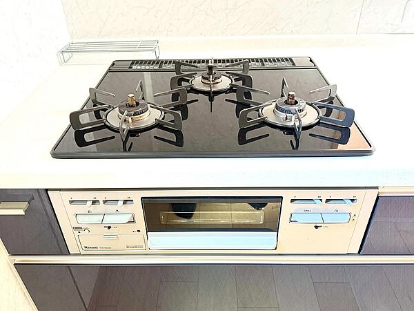お料理の同時進行がしやすい三口コンロ。忙しい朝や作り置きにも便利です。