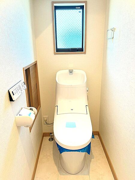 1階の窓付トイレです。自然換気がしやすく、明るい清潔感のある空間です。収納付なのでトイレ掃除道具やトイレットペーパーの保管場所としてお使いください。