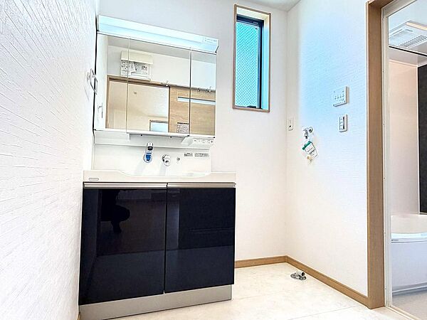 みんなでシェアする場所だから清潔さ第一。朝の身支度が快適にできる、使いやすい洗面化粧台です。