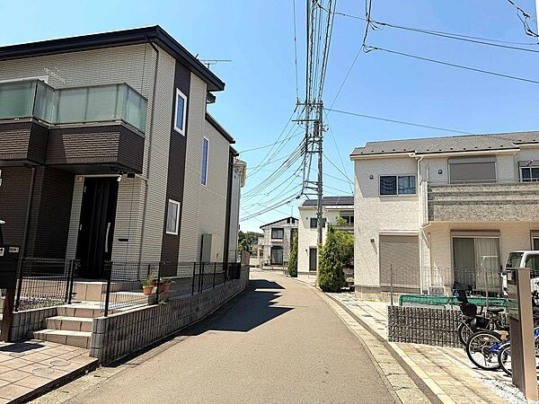 整った緑豊かな住環境。全面道路は、居住者中心の生活道路のため、小さなお子様のいるご家庭にも安心のロケーションです。
