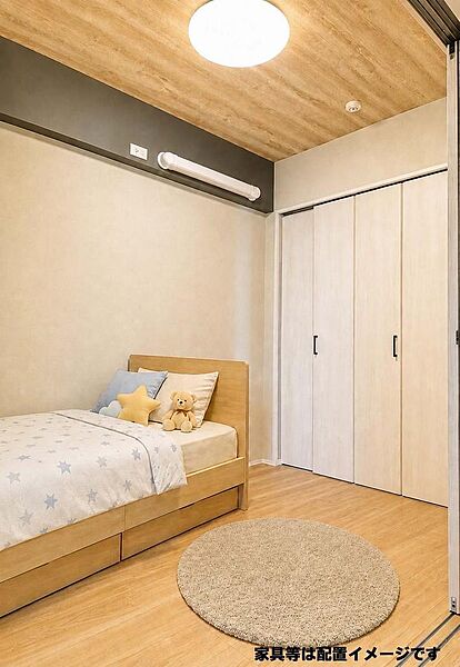 洋室3.7帖に家具を配置したイメージ写真です。お子様のお部屋や仕事部屋としての利用もできます。