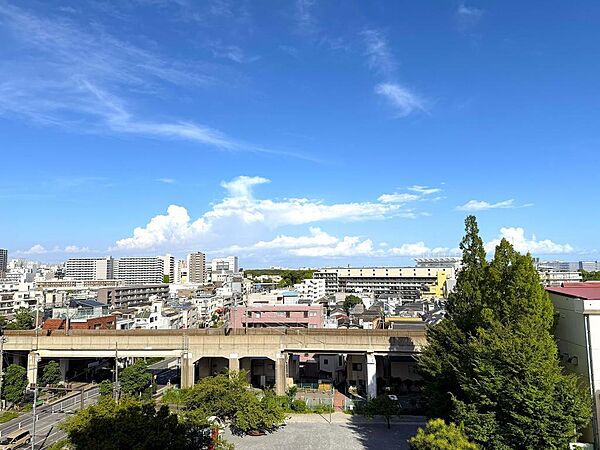 東側バルコニーからの眺望です。全面に高い建物が無く、見上げる空がどこまでも広い！のびやかな眺望が広がります。