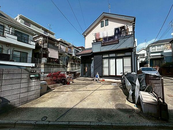 西側は水路になっており、遮蔽物がありません。