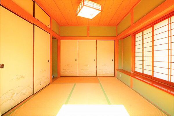 玄関横に位置する約6帖の和室です。