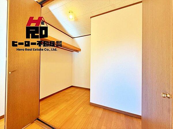大容量で収納力が豊富な大型ウォークインクローゼット。大切な衣類やバックをたっぷり収納でき、お部屋がスッキリ片付くので朝の身支度もスムーズに行えます。お部屋をキレイにスッキリ利用できますね。