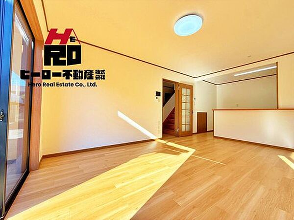 家族が集い、笑い、遊び、読書をして日向ぼっこをして過ごす広く開放的な自遊空間。季節ごとに壁飾りや家具の配置を変えて楽しんでみるのは如何ですか。　