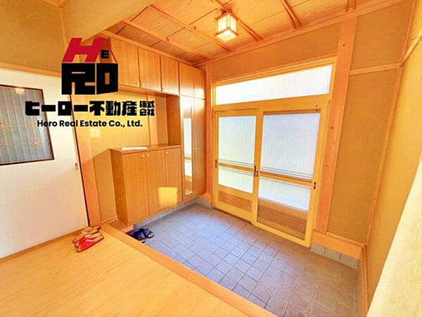広々とした玄関は、ベビーカーやゴルフバックも楽々置けるゆとりの空間です！友達もたくさん呼べそうですね！