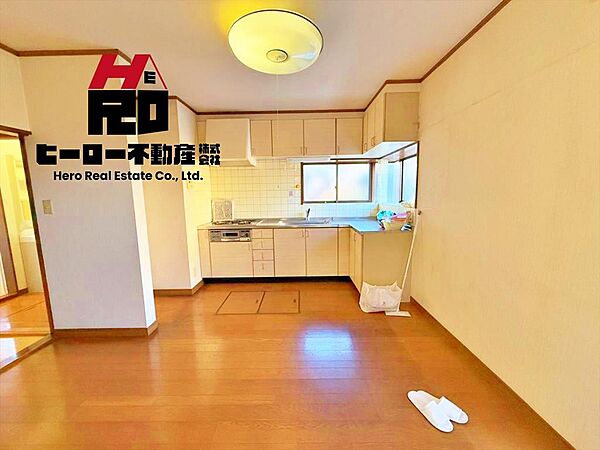 新築戸建て購入では、立地・建物・支払い計画などの確認が重要です。物件の利便性や子育て環境などライフスタイルに合った住まいを選ぶことが大切です。弊社はお客様の理想の住まい探しをサポートします。