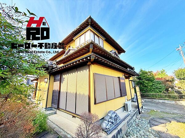 中古戸建て市場は需要が増加しており。特に駅近や学校近くの物件が人気です。新築より価格が抑えられ、立地が良い物件も多いです。ヒーロー不動産ではより良い中古物件を多数ご提案できます。