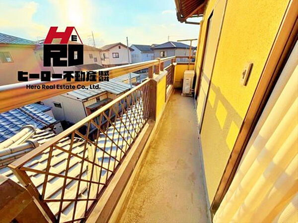 ずっと太陽を感じる事ができるのは、遮るものが視界に無いから。彼方に広がる風景が絵画のように広がります。