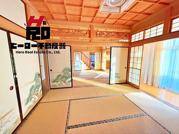 眩い陽の光が室内を満たしていきます。暮らす家族に、訪ねてくる友人知人に、清かで艶やかな時間をもたらしてくれる室内です。