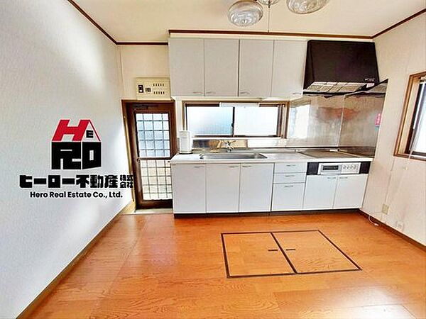 明るく柔らかな自然光が入るキッチンは開放感のあるレイアウト。ご夫妻お二人でキッチンに立っても調理がしやすい余裕の広さで家事をしながら会話も弾む素敵な空間です。
