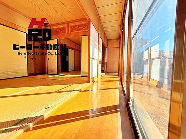 時の流れと共に陽射しは装いを変え空間に新たな彩りを与えます。採光良好なこの空間なら快適にその移ろいを感じることができます。一日中家に居ても飽きることなく過ごすことができる素敵な空間です