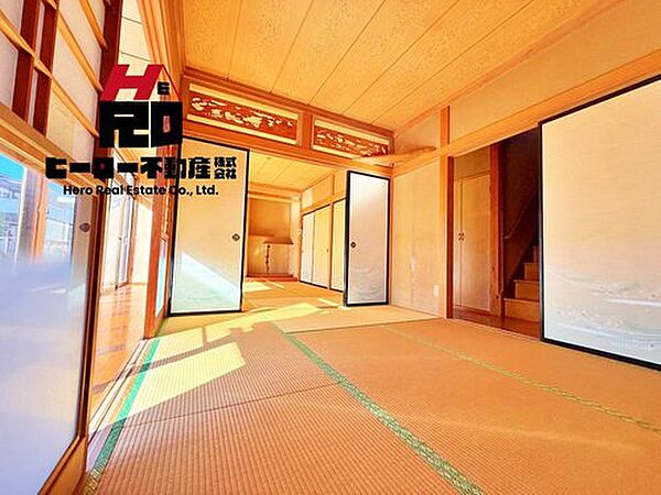 言葉が生まれる場所。このドアの向こうに広がるたくさんの笑顔、尽きることないたくさんの言葉、家族の時が始まるこの場所はデザインと質感が調和した心地よい場所。