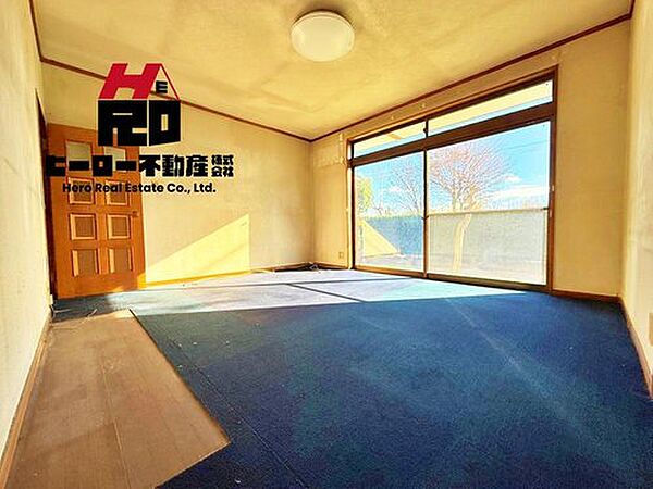 居心地のいい暮らしには欠かせない眩い採光。ゆったりとした幅の窓からこの空間に降り注ぐ採光が絶えない。明るいリビングこそ居心地のいい暮らしが待っています。