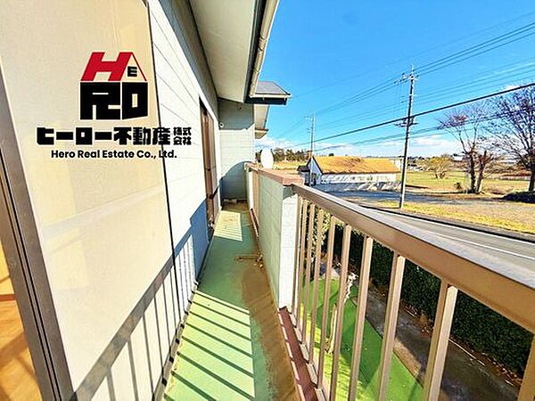 大空と眺望を心ゆくまで楽しめるバルコニー。広々としたオープンエア空間が開放感溢れる毎日を演出します。暮らしの中での光と風を演出してくれています。見事なまでの開放的な空間をお楽しみください。　