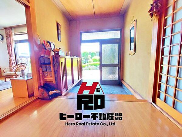 お客様をお迎えする玄関は落ち着いた雰囲気。帰りに着くたび洗練されたテイストの空間に迎えられ誇りと喜びを感じる玄関まわりです。