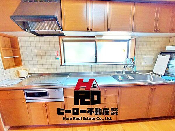 ご家族みんなで調理ができるゆとりのあるキッチンスペース。IHクッキングヒーターを採用し、安全で使いやすい環境を整えました。みんなで作った料理を囲めば、自然と笑顔があふれるひとときが広がります。」