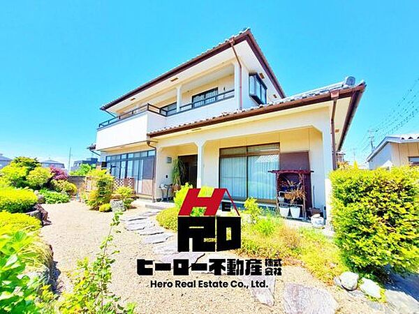 爽やかな青空の下に贅沢なほどに降り注ぐ陽光、豊かな居住性と、クオリティが見事に調和した住空間は、住まうことの喜びを感じさせてくれます。