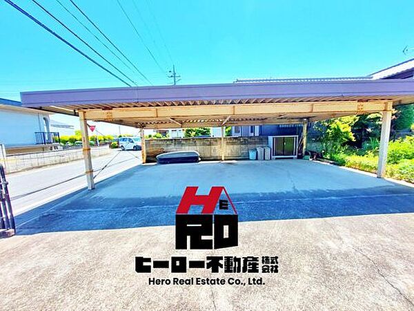 ゆったりとした駐車スペースを確保、大きめのお車でも駐車可能です。自転車やバイクなど、ゆとりのある敷地で置き場所に困ることはないでしょう！