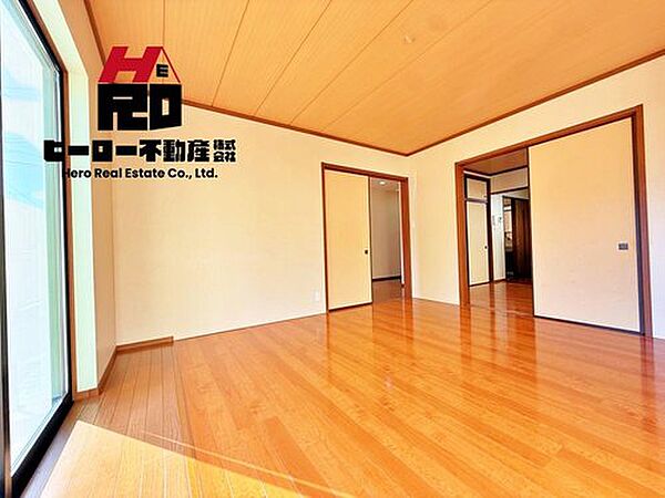 ハイセンスな空間を豊かに表現する素敵な床、時間によってさまざまな陽光を映し出す大きな窓、住みやすさを追求した間取り等・・・拘りを持って造り上げた家は、流れる時間を豊かなものにしてくれます。