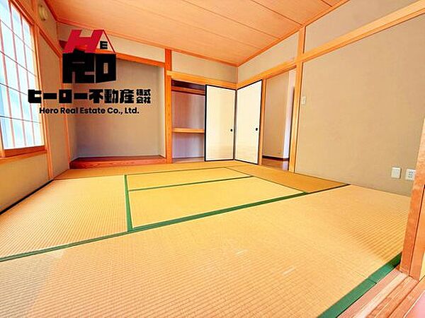 心安らぐ、落ち着きのある和室スペース。お客様用としてはもちろん、正月など季節のイベントをこのお部屋で楽しむこともできます。日常でもお洗濯物を畳むスペースとしても重宝します。