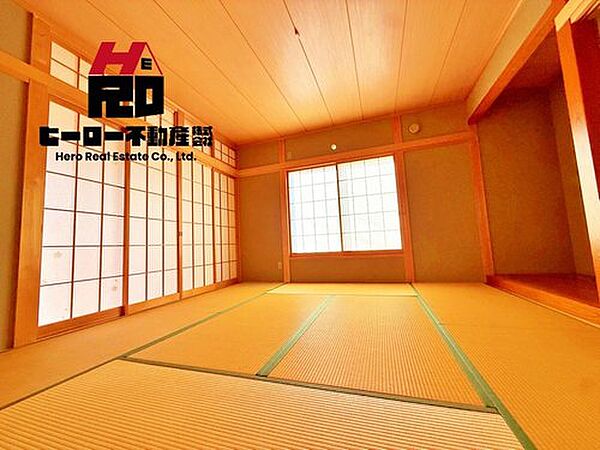 ときにはフローリングやソファではなく、ゆったりと畳の上で過ごしたいものです。陽光が照らし出す青畳が美しい和室です。窓から光が存分に注がれるので、室内はいつも明るく温かです。